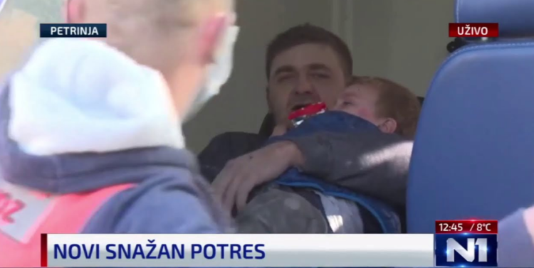 Momente gëzimi!/ Babë e bir shpëtohen nga rrënojat e banesës që u shemb nga tërmeti 6.4 ballë