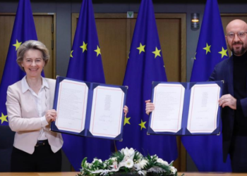 HISTORIKE/ Presidentja e KE firmos marrëveshjen e parë tregtare me BREXIT (VIDEO )