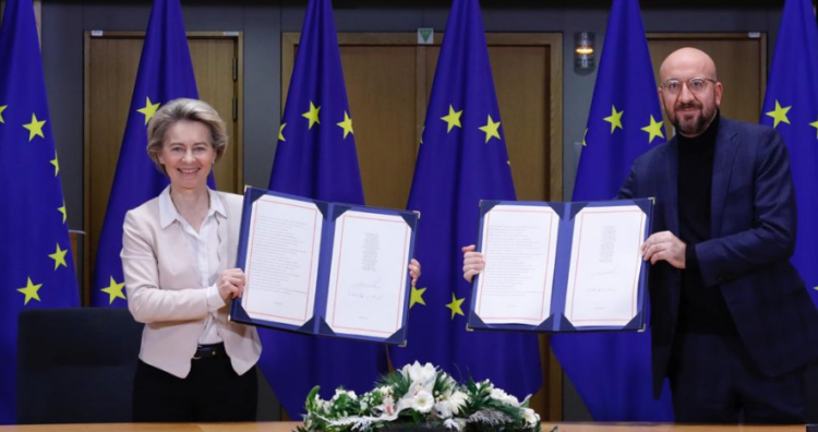 HISTORIKE/ Presidentja e KE firmos marrëveshjen e parë tregtare me BREXIT (VIDEO )