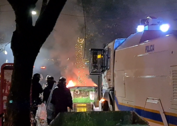 Bllokohet rruga ”Myslym Shyri”/ Protestuesit i vënë flakën kazanëve të mbeturinave