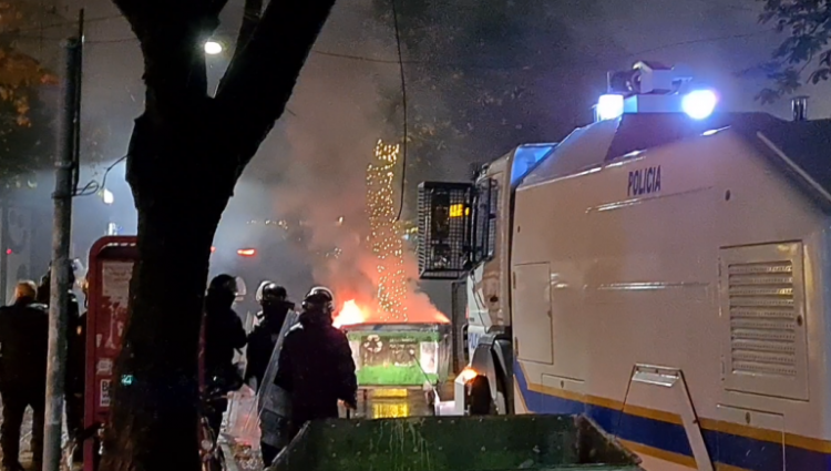 Bllokohet rruga ”Myslym Shyri”/ Protestuesit i vënë flakën kazanëve të mbeturinave