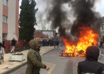 Pamje të pazakonta nga Shkodra, protestuesit bastisin selinë e PS, shkatërrojnë gjithçka dhe i vënë flakën sendeve në rrugë