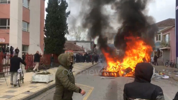Pamje të pazakonta nga Shkodra, protestuesit bastisin selinë e PS, shkatërrojnë gjithçka dhe i vënë flakën sendeve në rrugë