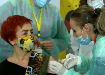 Mjekja Çomo, personi i parë që vaksinohet