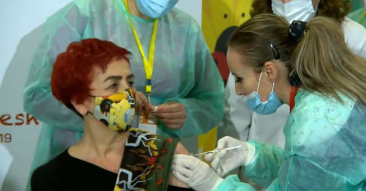 Mjekja Çomo, personi i parë që vaksinohet