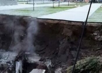 FOTO/ Shpërthen parkimi në Napoli, hapet një gropë gjigande, disa makina përfundojnë brenda saj