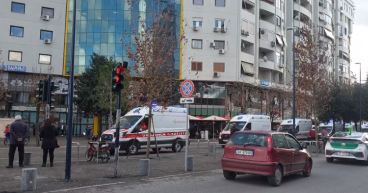 36 autoambulanca me sirena ndezur në qendër të qytetit/ Kryeministri Rama: Shpëtuam nga karakatinat me 4 rrota