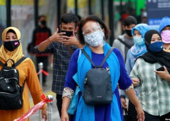 Pse Indonezia vaksinon së pari popullsinë që punon, e jo të moshuarit?