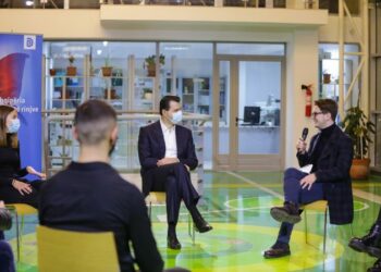 Basha me gjimnazistët: Arsimimi, punësimi dhe ofrimi i mundësive për të rinjtë do të jetë prioritet kryesor