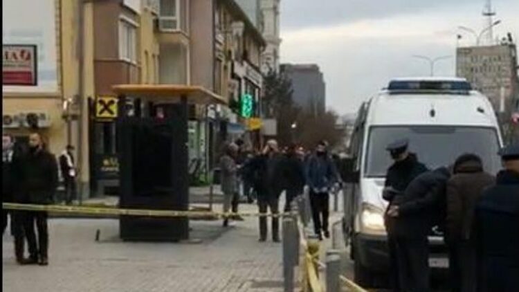 Grabitje e armatosur në një bankë në Prishtinë, policia në kërkim të autorit