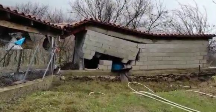 Çahet në mes shtëpia në Lezhë për shkak të rrëshqitjeve të dherave, banorët: Jemi larguar, e gjithë zona në rrezik