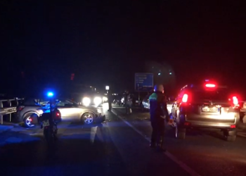 Makina me dy persona del nga rruga, një person humb jetën, tjetri plagoset