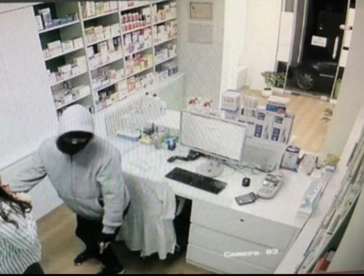 Del fotoja nga grabitja në TIRANË, i veshur me kostum gri dhe maskë, merr paratë e xhiros