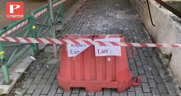 Reshjet e shiut dëmtojnë Teatrin “Skampa”