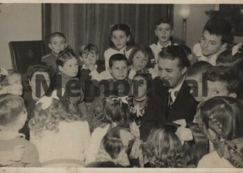 Foto të rralla / Kur Enver Hoxha festonte Vitin e Ri në ‘Pallatin e Brigadave’, me fatosat dhe…