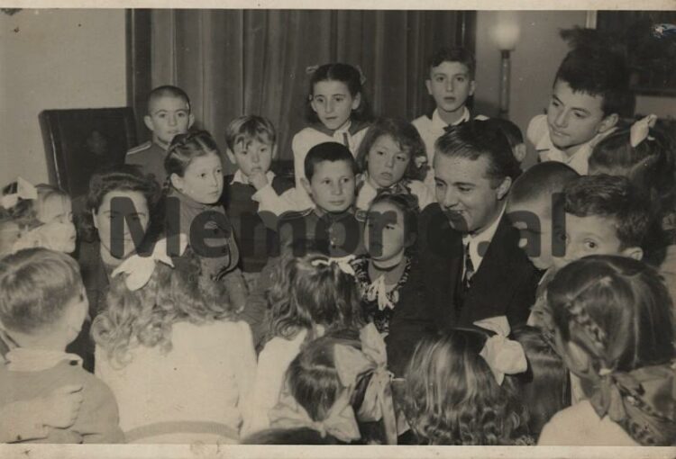 Foto të rralla / Kur Enver Hoxha festonte Vitin e Ri në ‘Pallatin e Brigadave’, me fatosat dhe…