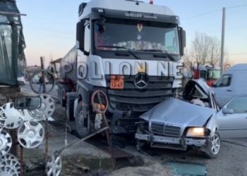 Aksident tragjik në Fier/ Benzi ‘futet nën rrotat’ e kamionit, humb jetën 30-vjeçari