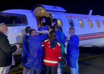 Momenti kur dy të lënduarit nisen drejt Turqisë