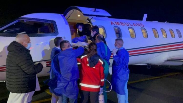 Momenti kur dy të lënduarit nisen drejt Turqisë