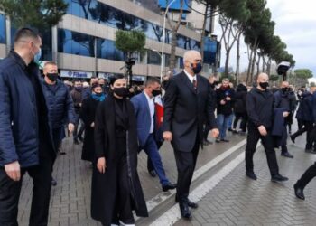 Rama në homazhet për të vrarët në protestën e 21 janarit