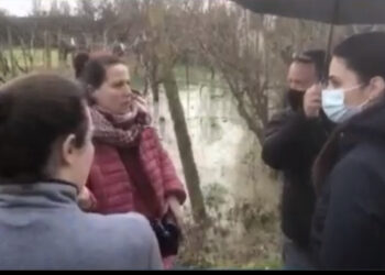 Përmbytjet në Sukth/ Kryebashkiakja e Durrësit debate me banorët: Ju lutem hiqeni atë kamer tani…