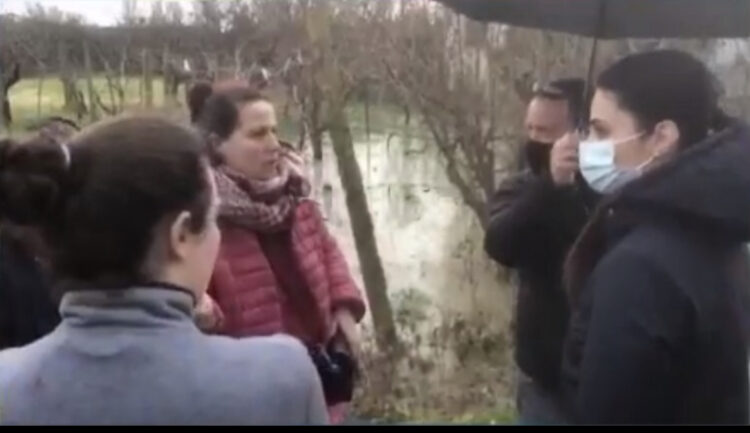 Përmbytjet në Sukth/ Kryebashkiakja e Durrësit debate me banorët: Ju lutem hiqeni atë kamer tani…