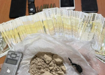 Qindra doza heroinë dhe miliona lekë në banesë/ Arrestohen dy persona në Durrës