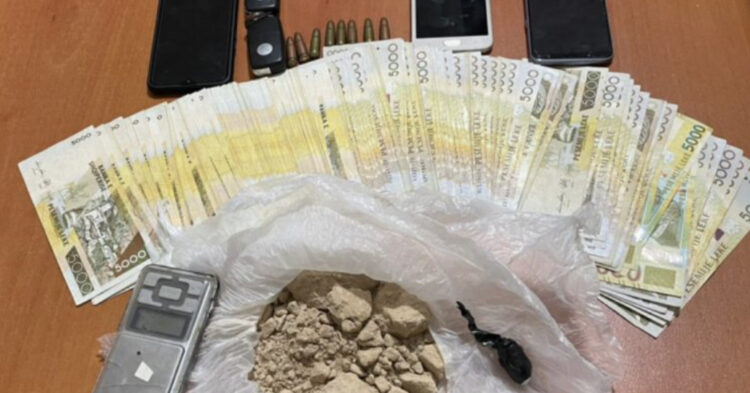 Qindra doza heroinë dhe miliona lekë në banesë/ Arrestohen dy persona në Durrës