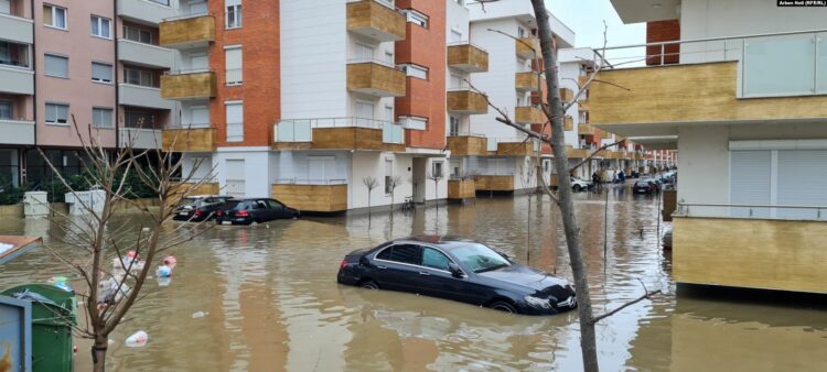 PAMJE për të mos u humbur/ Kosova e përmbytur përmes fotove, banesa, rrugë dhe makina nën ujë (FOTOGALERI)
