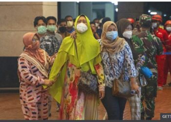 Zhdukja e aeroplanit me 62 pasagjerë në Indonezi/ Flasin familjarët e udhëtarëve: Të afërmit tanë u nisën pa ditur ç’i priste, po na copëtohet zemra