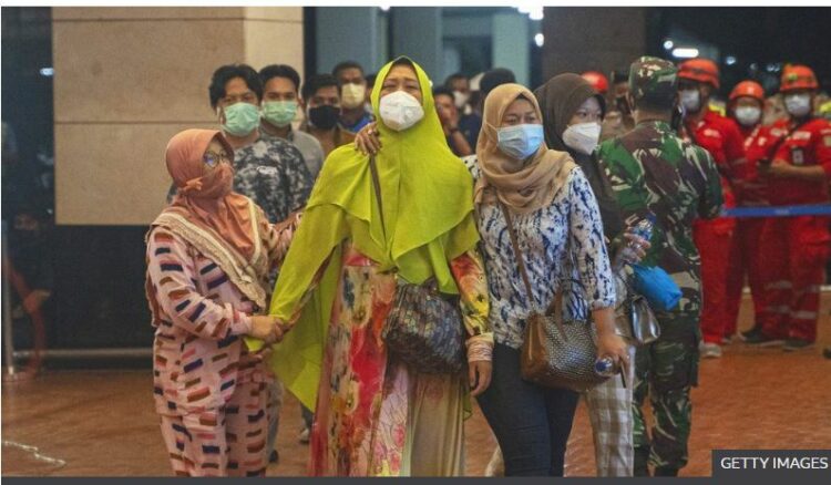 Zhdukja e aeroplanit me 62 pasagjerë në Indonezi/ Flasin familjarët e udhëtarëve: Të afërmit tanë u nisën pa ditur ç’i priste, po na copëtohet zemra