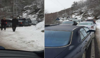 Fluks i automjeteve në Dardhë gjatë fundjavës, bllokohet rruga