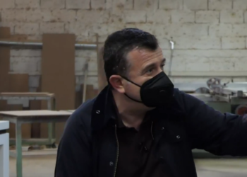 Balla viziton kombinatin e përpunimit të drurit në Elbasan: Dhurata e Qeverisë për 20 sipërmarrje të vogla ishte zerimi i tatim fitimit dhe TVSH