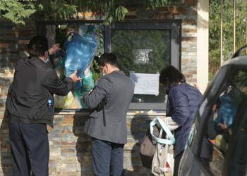 Pacientët nga rrethet e paguajnë shtrenjtë betejën familjare me COVID-19