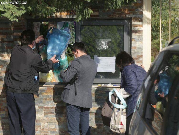 Pacientët nga rrethet e paguajnë shtrenjtë betejën familjare me COVID-19