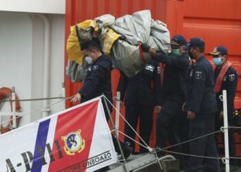 Rrëzimi i avionit në Indonezi, autoritetet gjejnë kutitë e zeza mes rrënojave