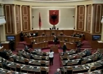 Kuvendi i Shqipërisë mblidhet në seancë të jashtëzakonshme. Deputetët po votojnë për emërimet e dy ministrave të rinj