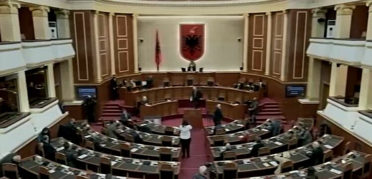 Kuvendi i Shqipërisë mblidhet në seancë të jashtëzakonshme. Deputetët po votojnë për emërimet e dy ministrave të rinj