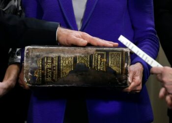 Betimi i Joe Biden në një Bibël familjare 127- vjeçare(FOTO)