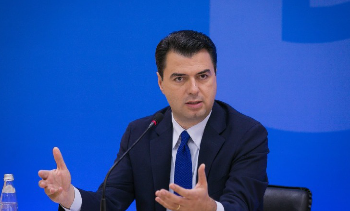 Basha pas takimit me çiftin e të sapomartuarve: Mbështetje për familjet e reja dhe punësim për të rinjtë