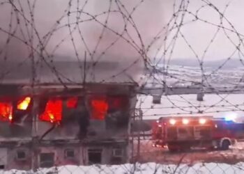 Zjarr në kampin e refugjatëve në Mitrovicë, zjarrëfiksja dhe policia mbërrijnë në vendngjarje