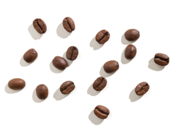 Kafeina luan një rol të rëndësishëm tek flokët, gjithçka që duhet të dini