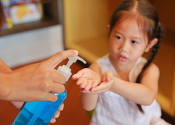 ALARMI/ Dezinfektantët e duarve shkaktojnë dëmtime në sy, rritje shqetësuese e rasteve