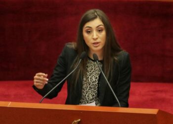 “Si ndihesh që je vajza e një krimineli?” Ish- deputetja e kuvendit të Shqipërisë merr mesazhin që nuk e priste: Më shtoni vlerësimin