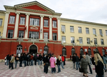 Studentët do të nisin mësimin online/ Njoftimi i rëndësishëm i Fakultetit të Historisë dhe Filologjisë: Ja kur do fillojmë