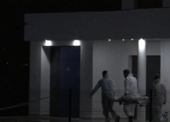 Veten e qëlloi me plumb në fyt/ Dalin të tjera detaje nga vrasja e katërfishtë në Pozheran: Burri vrau gruan me 8 plumba, djemtë i vrau te dera