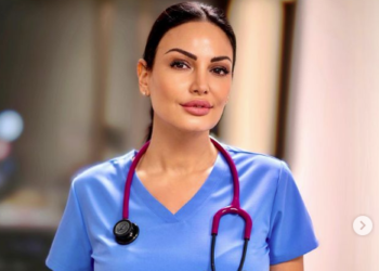 Artistja e parë shqiptare që merr vaksinën kundër Covid-19, Bleona Qereti e veshur si mjeke tregon ‘provat’, apeli që ka