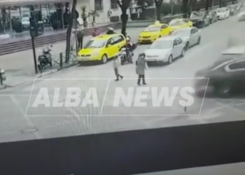 PAMJET tronditës/ Momenti i aksidentit mes dy makinave tek Ambasada italiane