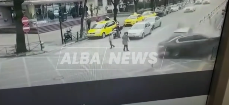 PAMJET tronditës/ Momenti i aksidentit mes dy makinave tek Ambasada italiane