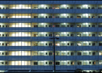 E mbajti trupin e vdekur të nënës për 10 vjet në frigorifer, arrestohet një grua në Japoni